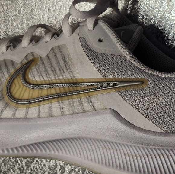 NIKE WOMEN'S Size 8 1/2 White and Gold Running Shoes - Picture 6 of 9